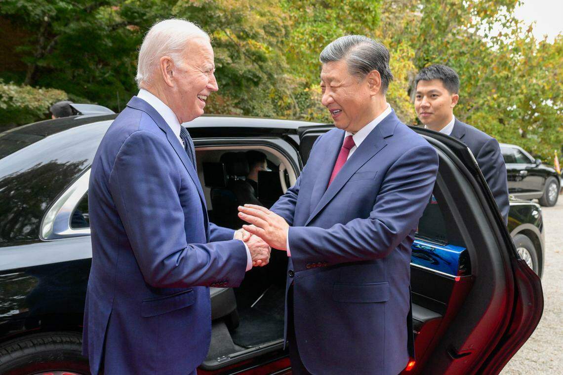中美元首在旧金山费罗丽庄园的会晤结束后,拜登(左)将中国官方(中)送至座驾前并与他道别。(新华社)
