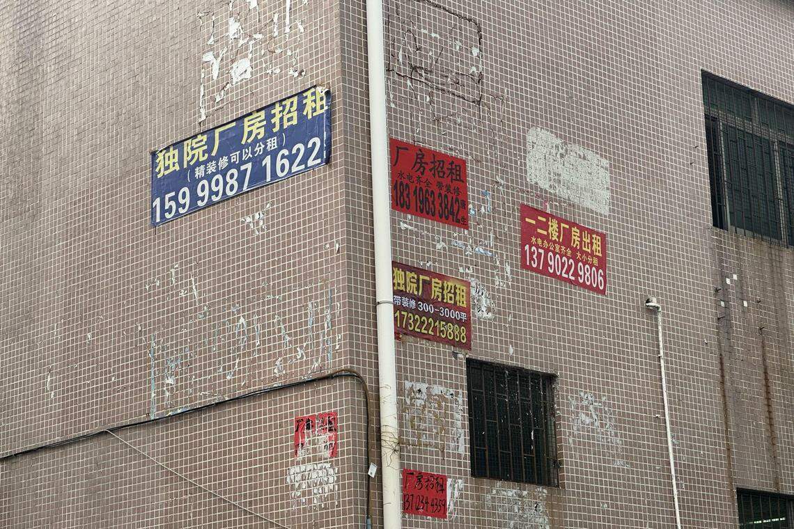 在东莞长安镇街道上,随处可见厂房外墙上张贴着招租告示。(林煇智摄)