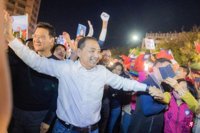 台湾总统选举三角战首周末 蓝绿互捣虎穴白营低调