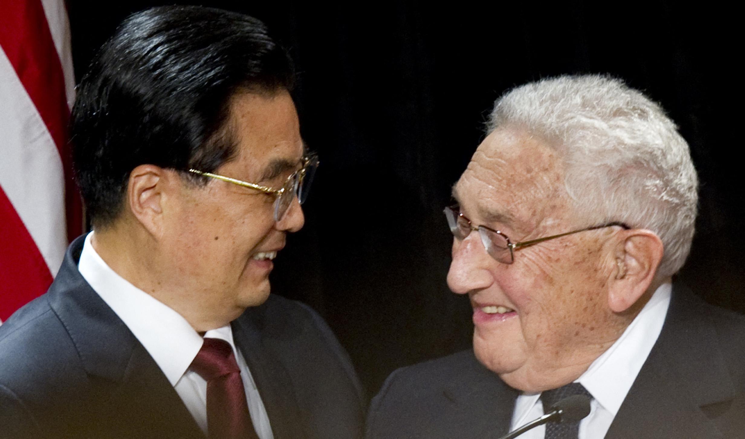 时任中国国家主席胡锦涛(左)2011年在美国首都华盛顿与基辛格会面。(法新社)