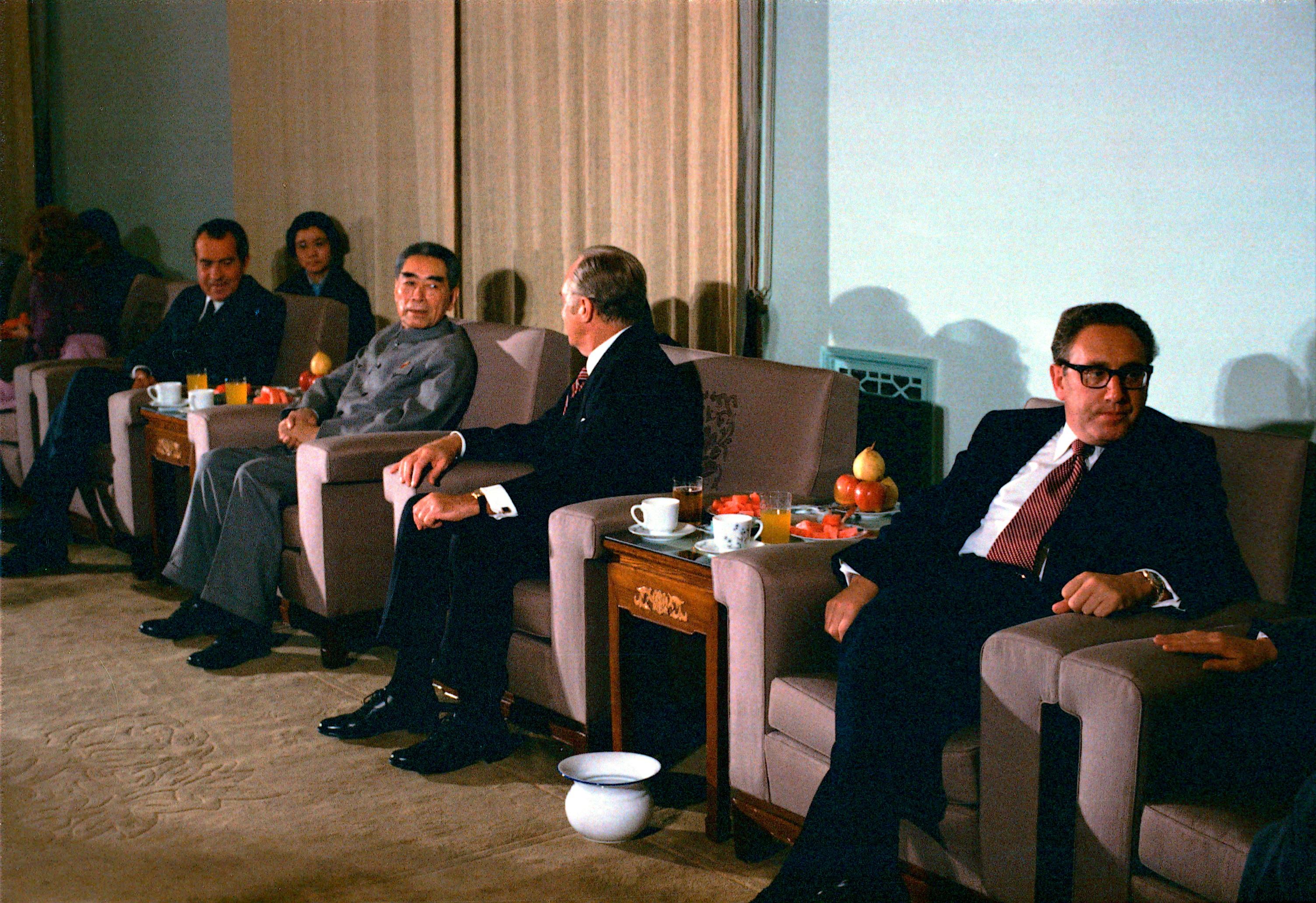 基辛格(右一)1972年与时任美国总统尼克逊(左一)和时任国务卿罗杰斯(William Rogers,右二)访问中国,并与周恩来(右三)会面。(路透社)