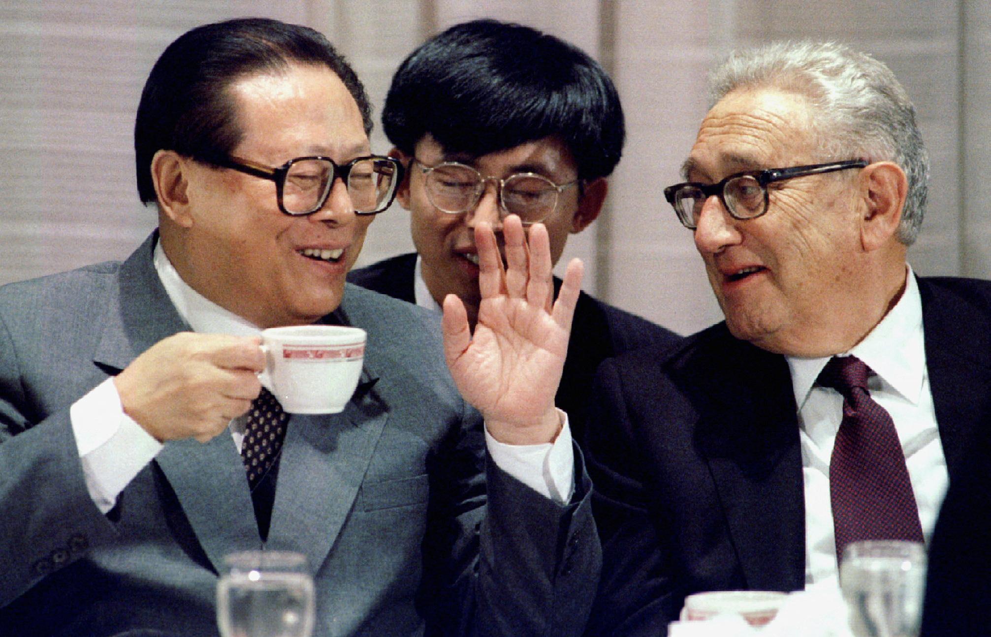 基辛格(右)1995年在美国纽约与时任中国国家主席江泽民交谈。(路透社)