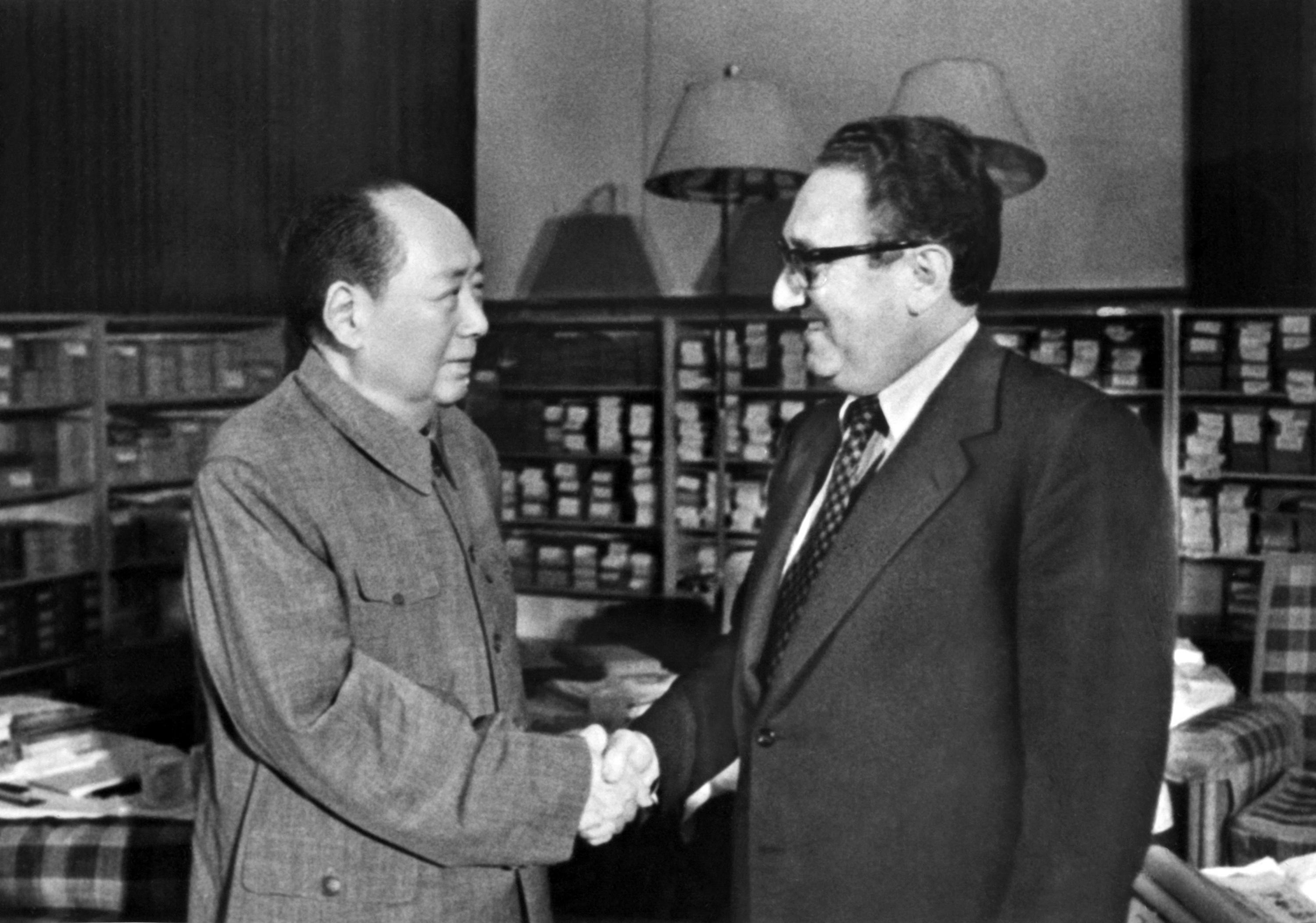 基辛格(右)1973年以美国国务卿身份访问中国,并与毛泽东会面。(法新社)