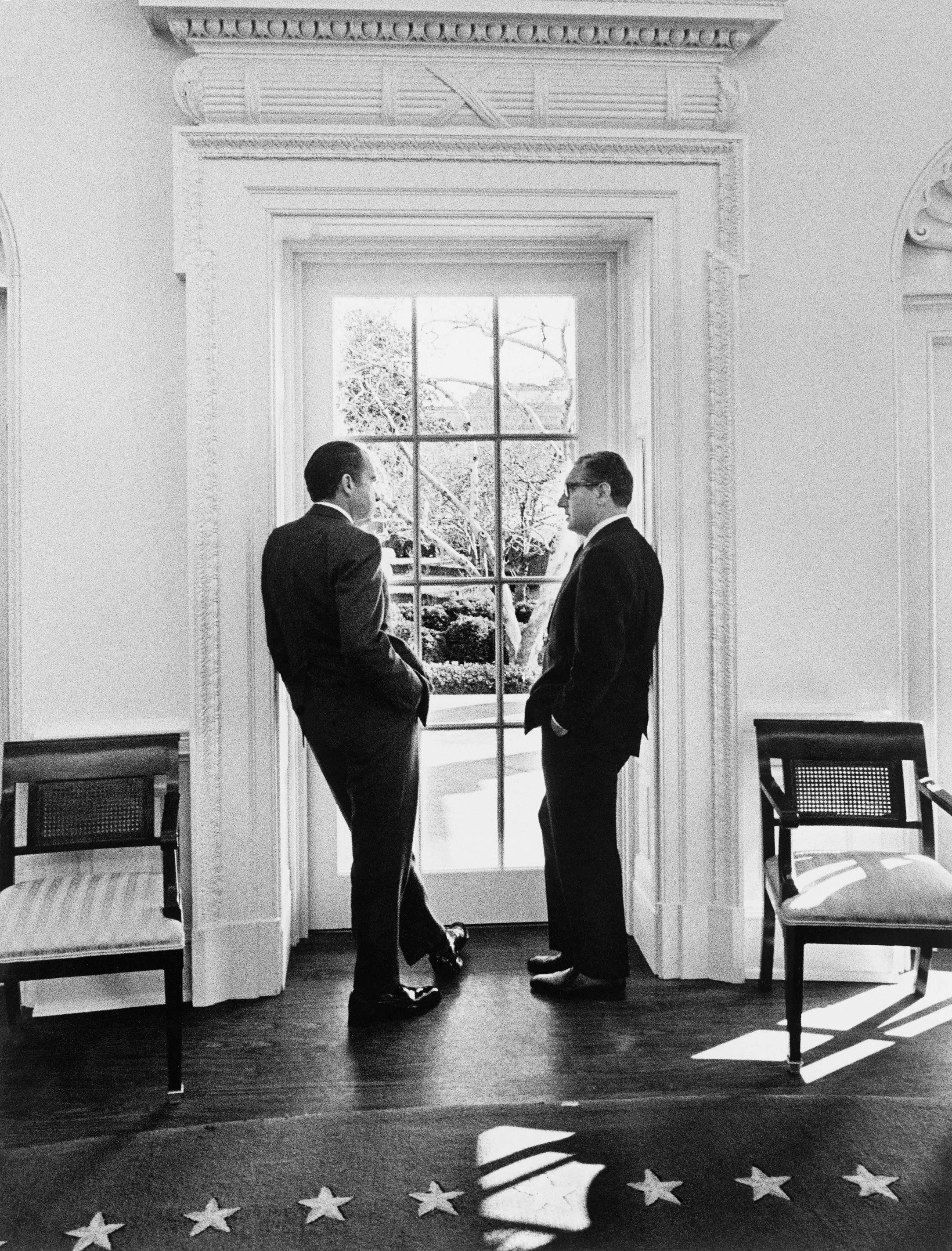 时任美国总统尼克逊(左)1971年在白宫与时任国家安全事务助理的基辛格交谈。(路透社)