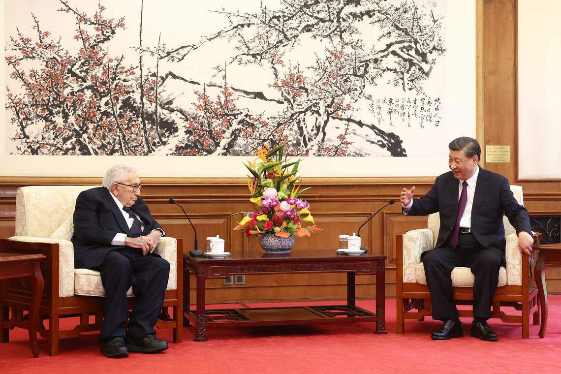 中国国家主席习近平(右)今年7月20日在北京钓鱼台国宾馆会见到访的基辛格。(法新社)