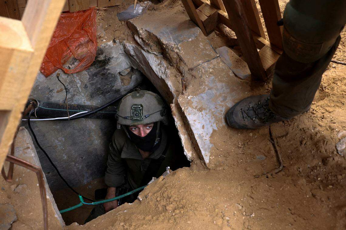 11月22日,以色列士兵在加沙希法医院的一条地下隧道中执行任务。以军指责哈马斯利用庞大的地下隧道、绑架平民以掩护自己。(路透社)