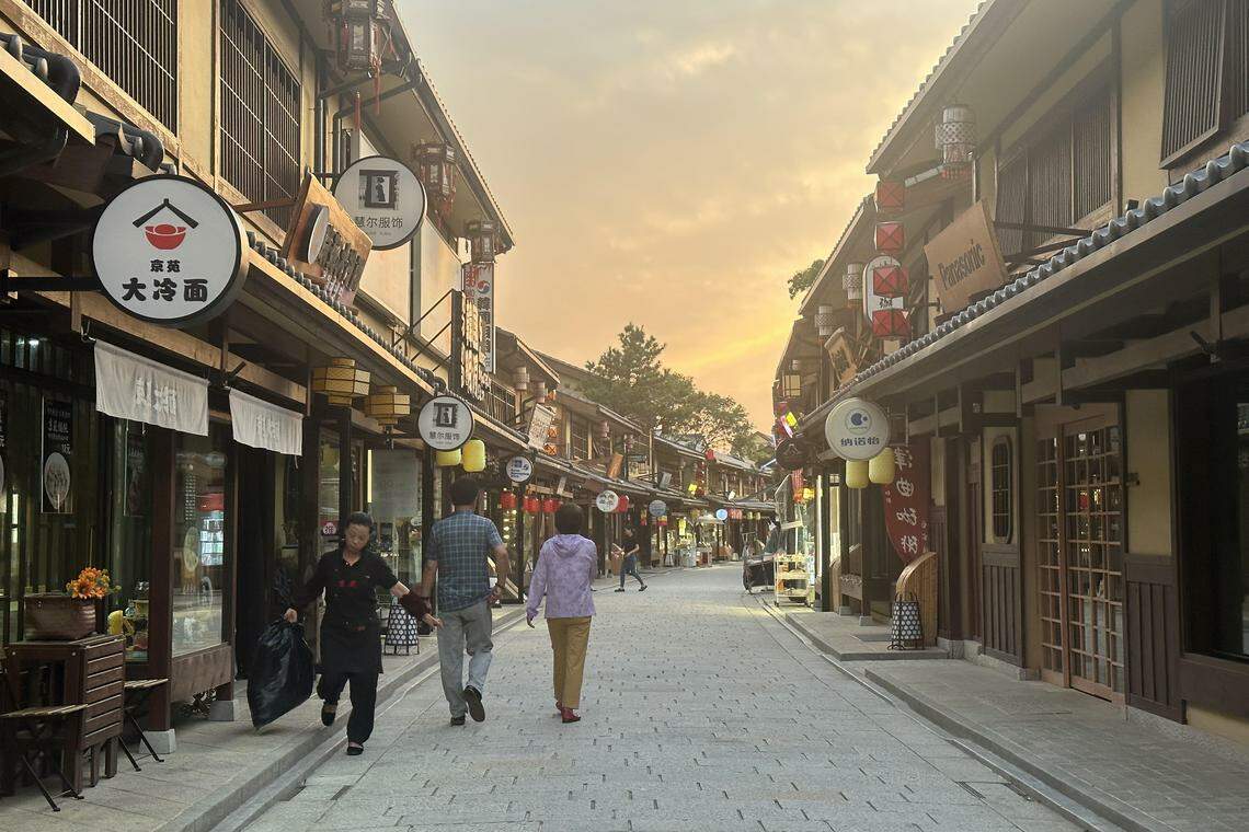 在大连金石滩商业街道“金石万巷”,景区内几乎完全不见外籍游客的身影。(林煇智摄)