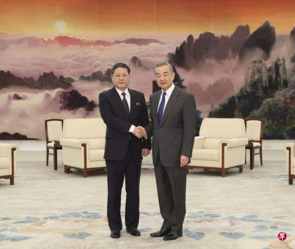 王毅会见朝鲜副外长 称中朝始终坚定相互支持