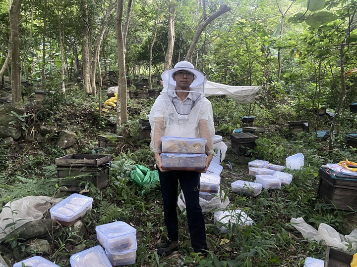 33岁的赵艳君返乡创业,帮助当地蜂农解决销售难题,并自建蜂场,带动当地养蜂业发展。(受访者提供)