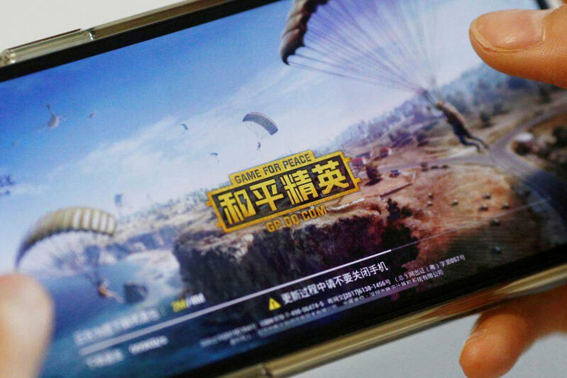 图为一名玩家2019年5月13日在手机上玩着游戏《和平精英》,该游戏由腾讯推出,被称为是热门游戏《绝地求生》(PUBG)的替代版。(路透社档案照)