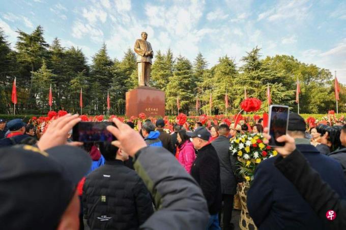 习近平:把毛泽东开创事业向前推进