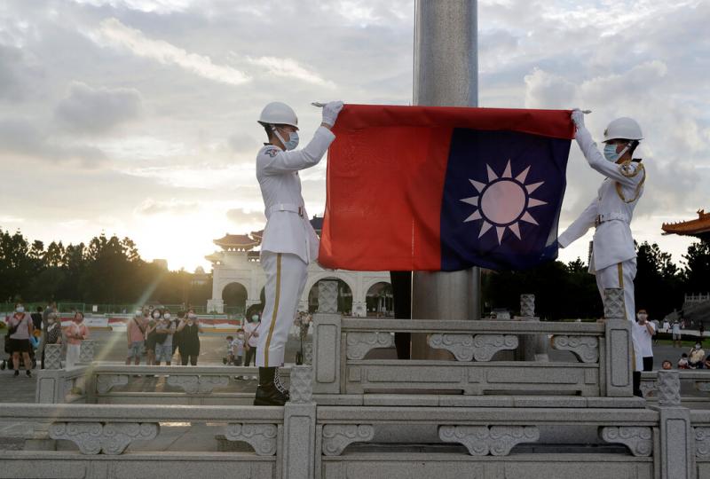 台北的一场降旗仪式结束后。来自中国的气球似乎不对台湾构成直接军事威胁。