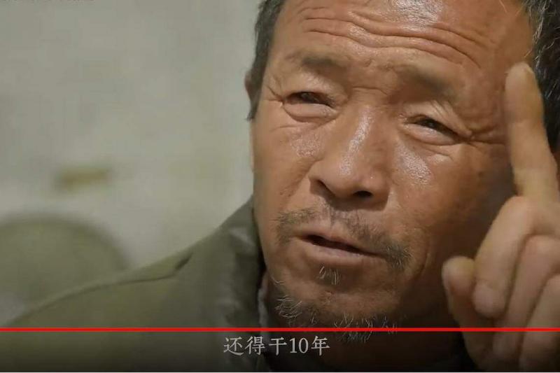 纪录片中,54岁的王兆喜说,他还得在干十年。(视频截图)