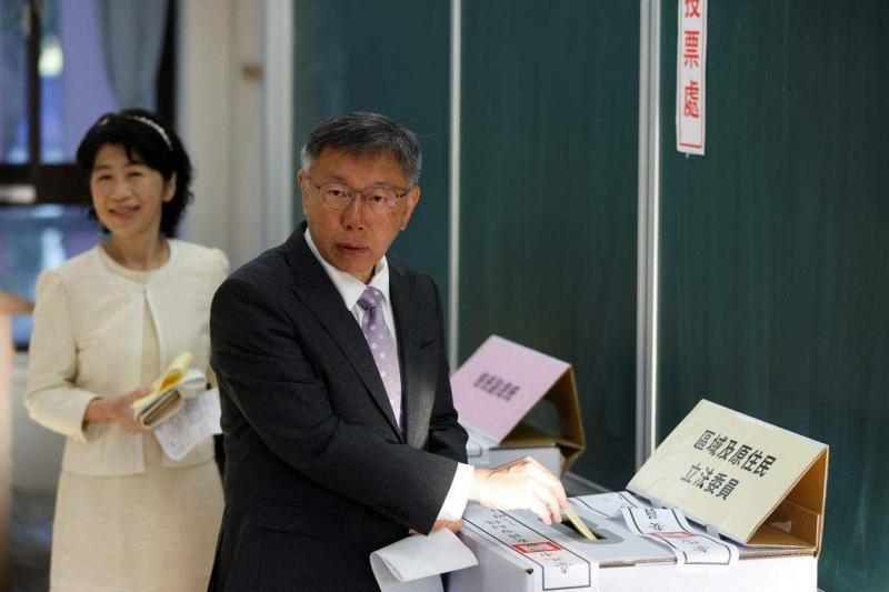 柯文哲(右)星期六(1月13日)一早与妻子陈佩琪(左)到台北市金瓯女中投票所投票。(路透社)