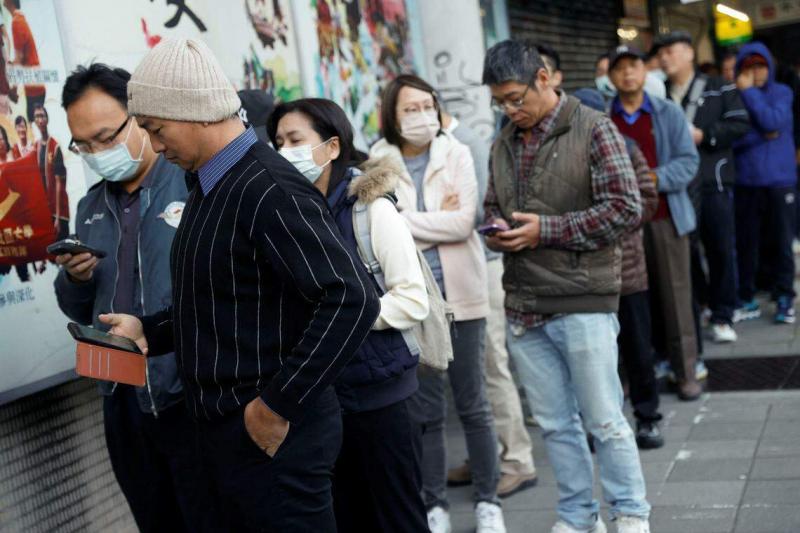 选民一早在台北市的投票站外排队等待投票。(路透社)