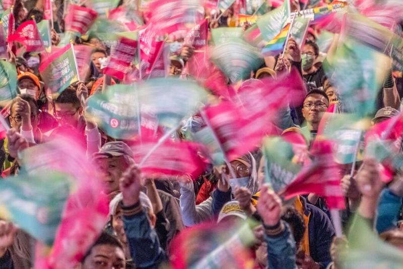 支持者在台北的赖清德选举集会上,摄于上周六。