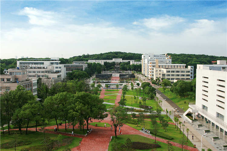 华中农业大学位于湖北省武汉市,是中国高等农业教育起点之一,2005年被列入“211工程”大学。(湖北省政府官网)
