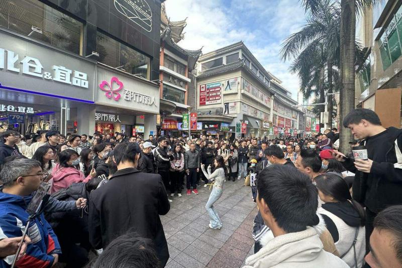 中国网红主播在深圳东门老街进行直播,引来大批公众围观。(林煇智摄)