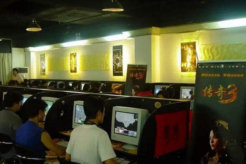 游戏《传奇》在中国爆火的时期,中国总共只有不到5000万网民,多数网民都选择在网吧上网。(互联网)