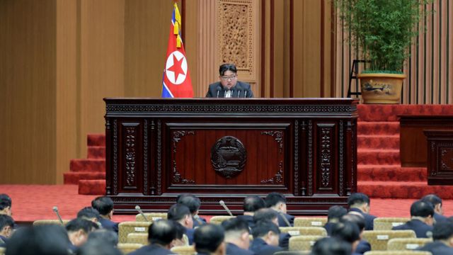 金正恩于1月15日在讲台上发表讲话