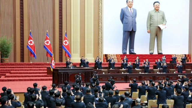 在祖父和父亲的身影笼罩下，金正恩在今年第一届最高人民会议上谈到了朝鲜的新路线（2024年1月15日）