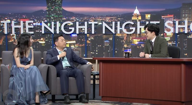 王志安(中)在自己发布的视频中,曾向《贺珑夜夜秀》工作人员表示不能领取演出费用。图为播出节目截图,左为该节目助理主持人范乙霏,右为主持人贺珑。(视频截图)