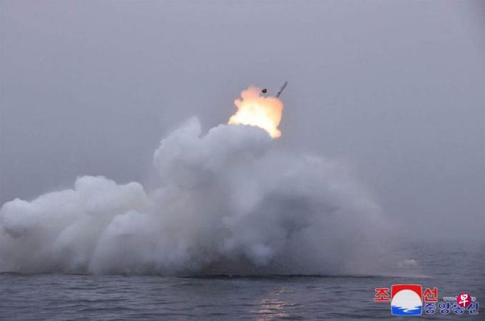 朝鲜海陆试射新型导弹 韩军指有夸大之嫌