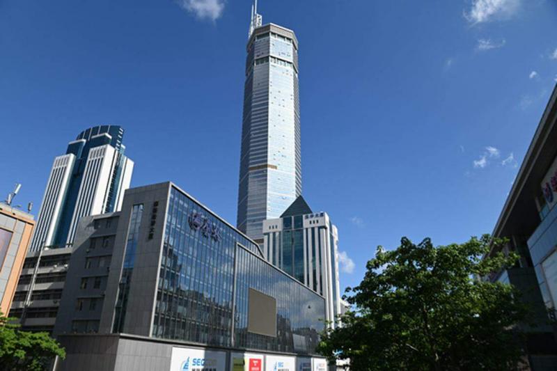 路透社去年6月报道,在深圳华强北赛格广场大厦内售卖的东西,从相机零件到无人机都有。当中,芯片不会直接摆出来销售,人们需要谨慎地探询。(互联网)