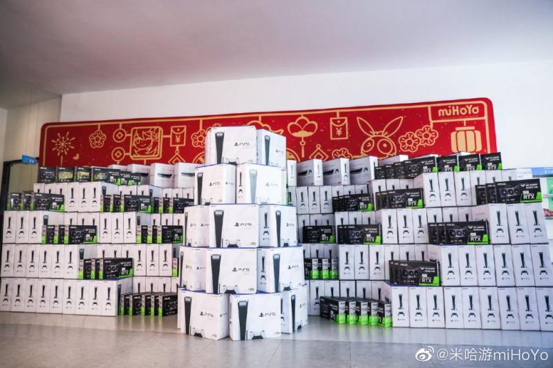 最近一次年会靠奖品在网上掀起声浪的是2021年。上海游戏公司米哈游的员工当时在微信朋友圈晒出堆成山的PS5、Switch、华硕RTX 3070、iPhone手机等,引来不少网民称羡。(互联网)