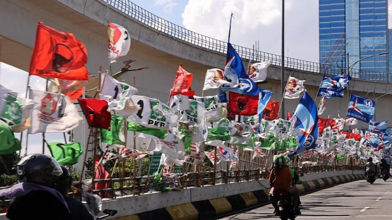 雅加达街头旗海飘扬,近20个政党将在议会选举中竞逐580个议席。(陈渊庄摄)