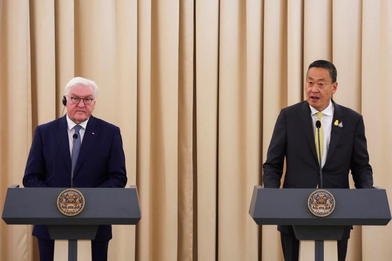 泰国首相社德他(右)希望推进与柬埔寨一起开发有争议海域油气资源的谈判,国内保守派却施压要他先解决与柬方在海上的主权争议。图为今年1月,社德他与到访的德国总统施泰因迈尔在曼谷召开联合记者会。(路透社)