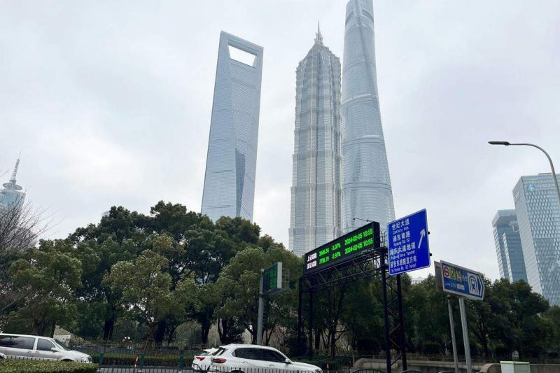 上海陆家嘴金融城一条公路的展示板上,显示沪指和深证成指。(路透社)