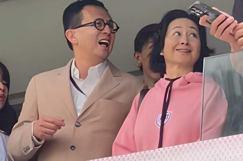 香港首富李嘉诚之子李泽楷(左)和已故澳门赌王何鸿燊家族掌舵人何超琼(右)在看台上说笑。(视频截取)