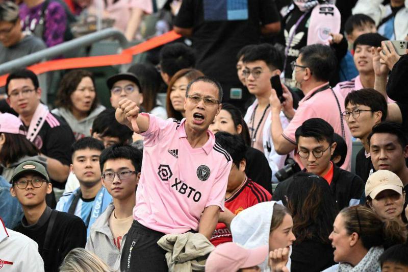 梅西未上场比赛,香港球迷表示不满和抗议。(法新社)