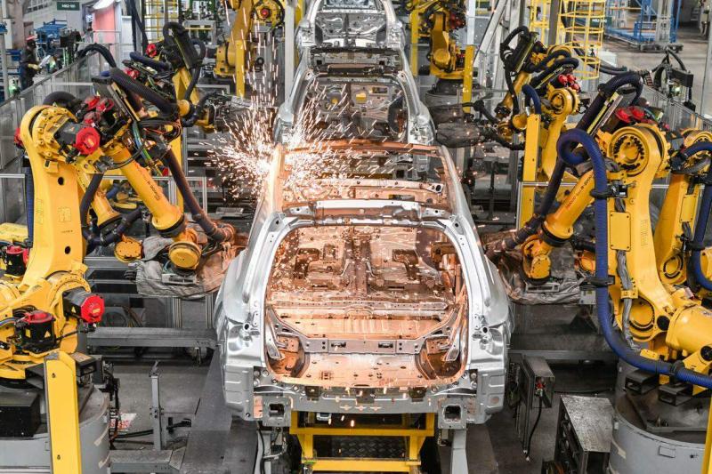 理想汽车2023年全年共交付37万6030辆,是交付量最高的中国新势力车企。图为江苏常州理想汽车的基地车间内,机械手臂进行焊接作业。(摄于1月10日)。(新华社)