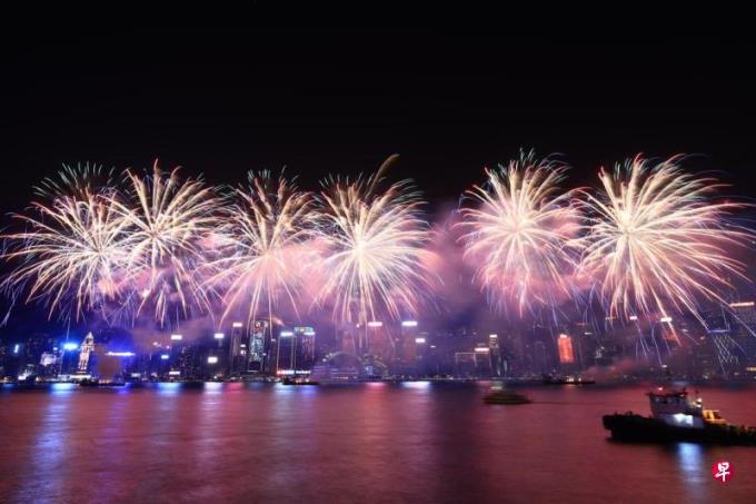 李家超：维港新春烟花汇演复办 标志着香港在新一年再创高峰