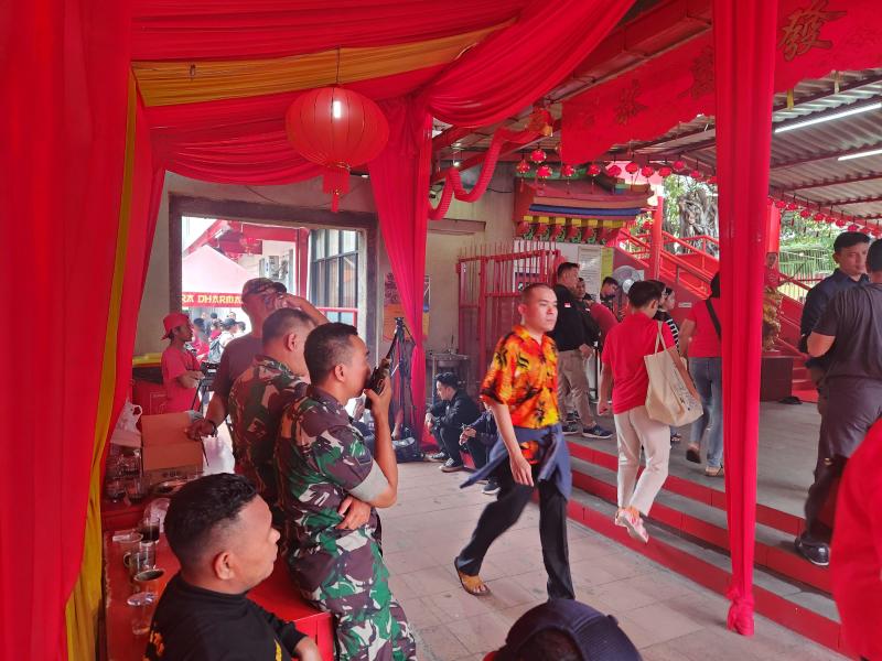 雅加达古刹金德院大年初一迎来进香的信众,现场也有军警确保民众安全。(蓝云舟摄)