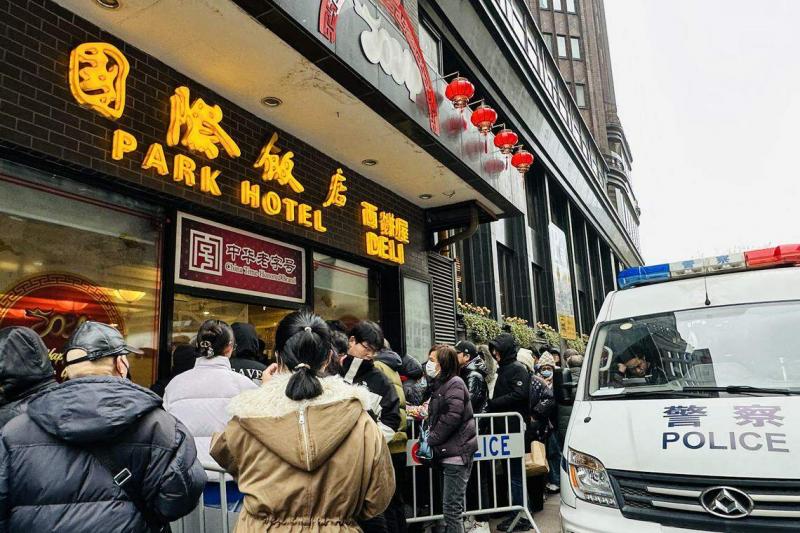 《繁花》播出后,售卖剧中同款蝴蝶酥的国际饭店西饼屋门前排起上百米人龙,至少要排队四个小时才能买到。(陈婧摄)