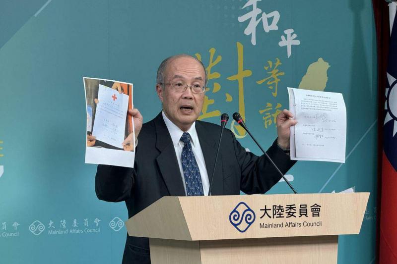 针对金厦海域翻船案的生还者移交时,陆方人员不愿签署交接书,台湾政府的大陆委员会副主委兼发言人詹志宏2月22日出示以往两岸人员移交的文件案例,说明签署移交文件纯属惯例,目的在于确保人员有确实交接。 (缪宗翰摄)