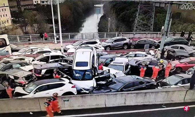苏州工业园区一高架路面结冰 百多辆车相撞九人受伤