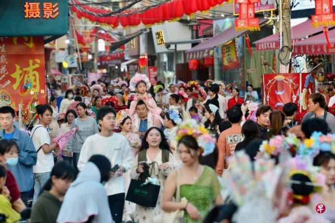 中国特稿:春节消费滚烫 中国经济就此红火?