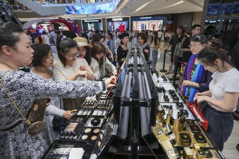 农历大年初三(2月12日),大批游客在海南三亚国际免税城选购化妆品。海南离岛购物额在春节期间大幅增长,但购物客单价却下降。(中新社)
