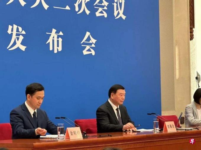 中国全国人大会议任命娄勤俭为新任发言人