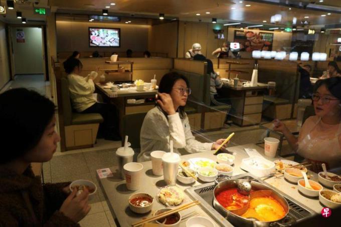 火锅连锁店海底捞引入加盟模式