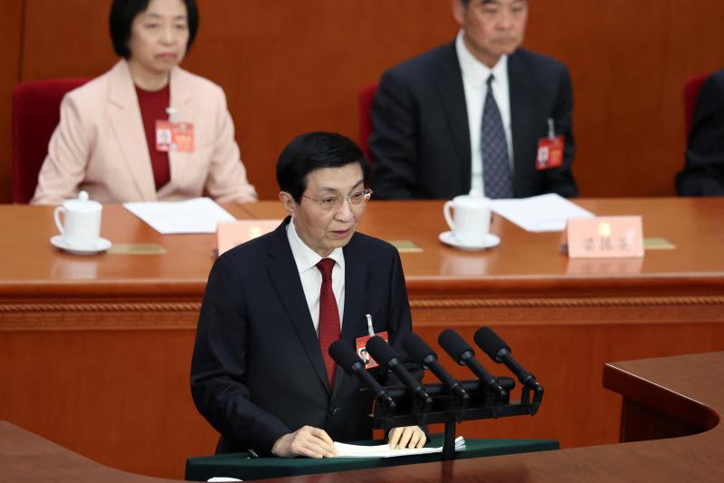 中国全国政协主席王沪宁(前)3月4日在政协会议开幕会宣读政协常委会工作报告阐述下来一年的主要任务时,完全未提及两岸。(路透社)