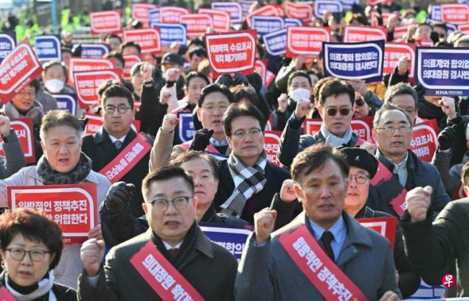 韩医学教授协会:若政府不解决事态将全员辞职