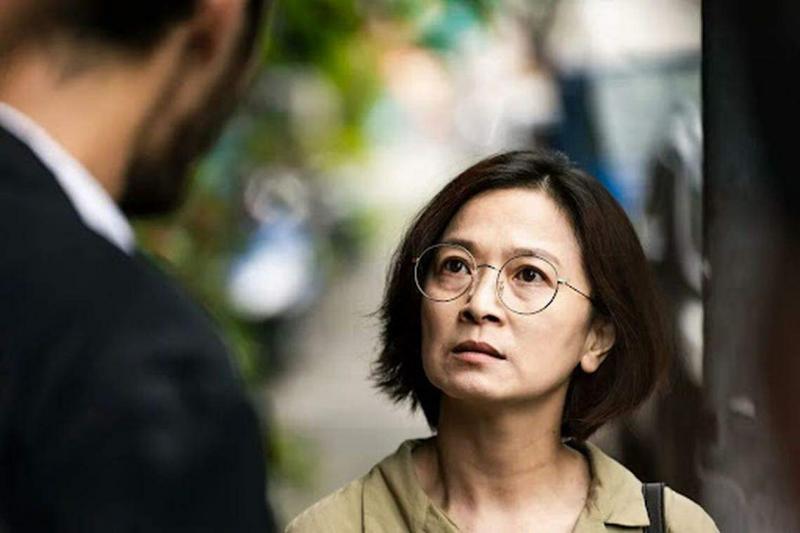 《周处除三害》电影里专替黑道医治的“地下医生”张贵卿(图中),因戴着眼镜并留着短发的形象,被部分大陆网民形容她就是台湾蔡英文的化身。(互联网)