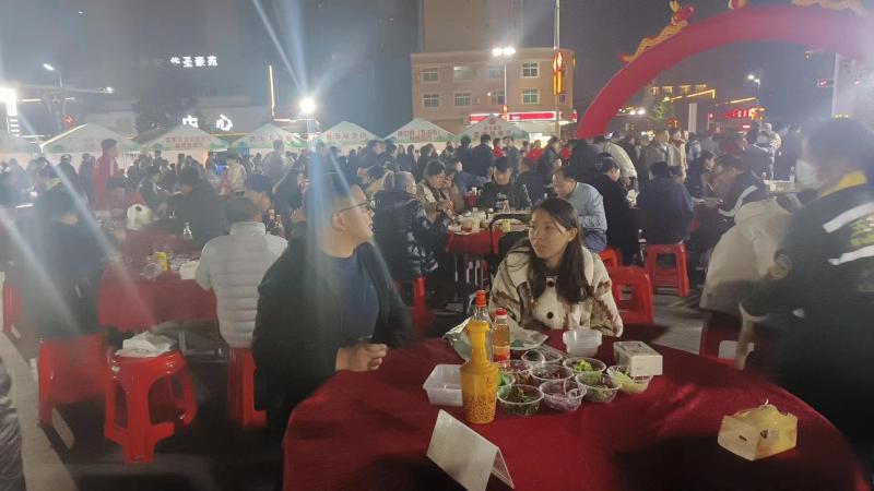 为迎接各地球迷,五华全年围绕赛事安排了一系列活动,包括举办图中的鱼生等客家美食品鉴活动。(曾实摄)
