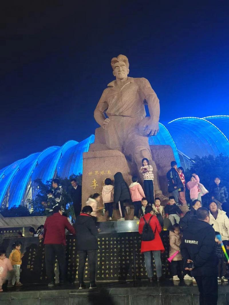 梅州客家队主场所在地五华惠堂体育场外有座中国足球王李惠堂的塑像。(曾实摄)