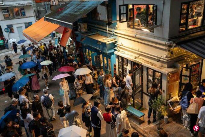 香港独立书店结业 上百人到场送别